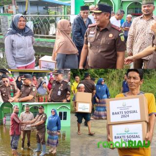 Kejati Riau serahkan Bantuan Sembako untuk warga korban Banjir di Rumbai